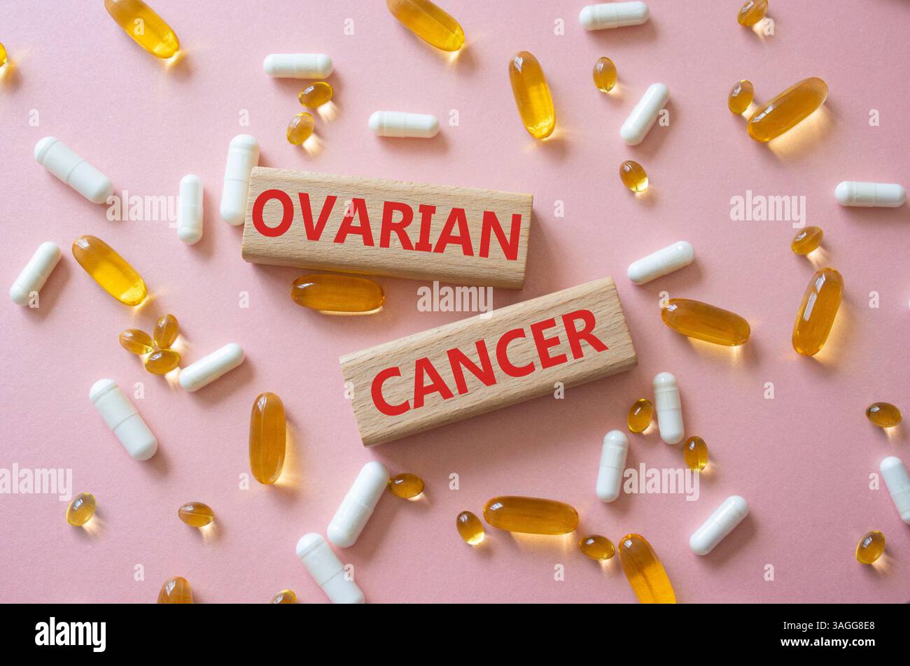 Symbole du cancer de l'ovaire. Concept de cancer de l'ovaire sur blocs de bois. Beau fond rose avec des pilules. Médecine et concept de cancer de l'ovaire. Copier s Banque D'Images
