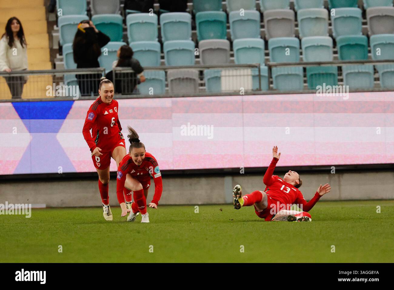 Hannah Cain, du pays de Galles, a égalisé son score à 1-1 lors du match de football du Groupe 4 féminin de la Ligue des Nations, Division A, mardi, entre la Suède et le pays de Galles à Gamla Ullevi, à Gothenburg, en Suède, le 8 avril 2025. Photo : Adam Ihse/TT/Code 9200 crédit : TT News Agency/Alamy Live News Banque D'Images