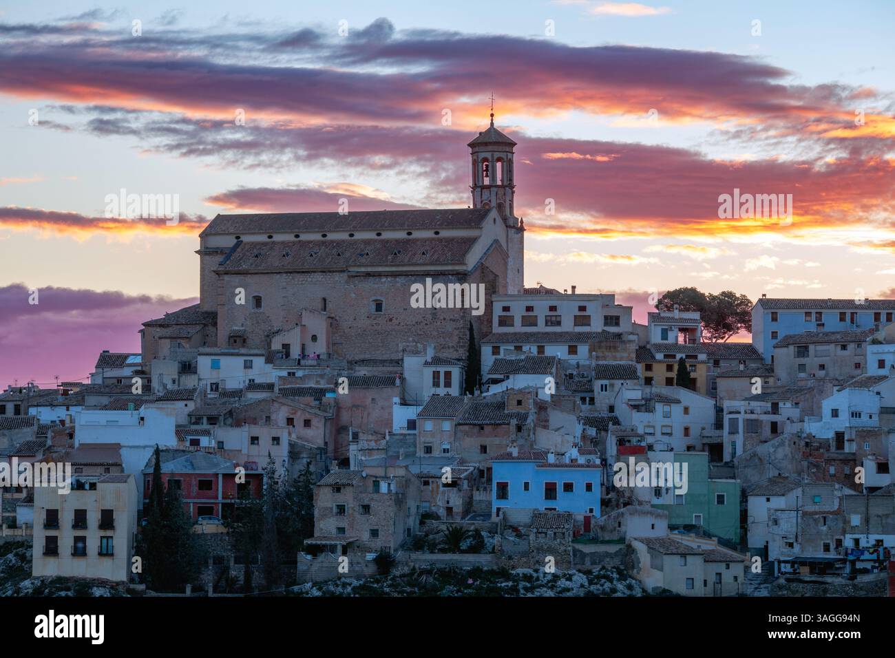 Vue de la partie supérieure de la vieille ville de Cehegín, région de Murcie, Espagne, avec l'église paroissiale Santa María Magdalena au lever du soleil Banque D'Images