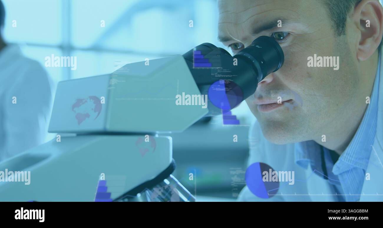 Image de l'enregistrement des statistiques et du traitement des données sur un scientifique travaillant en laboratoire Banque D'Images