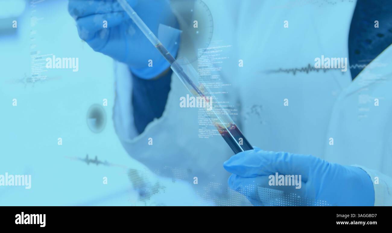 Image de l'enregistrement des statistiques et du traitement des données sur un scientifique tenant un tube à essai en laboratoire Banque D'Images