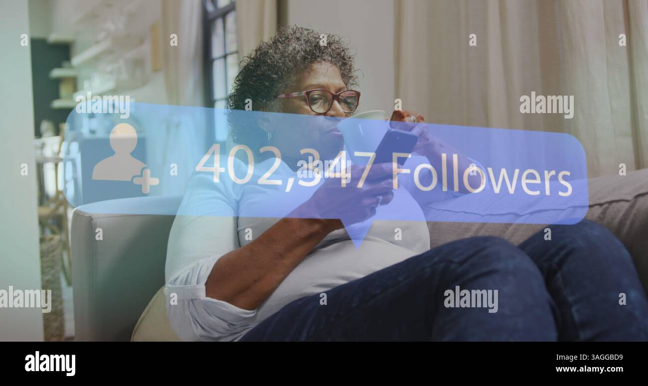 Image de la bulle de discours avec le texte des abonnés et les chiffres sur la femme senior utilisant smartphone Banque D'Images