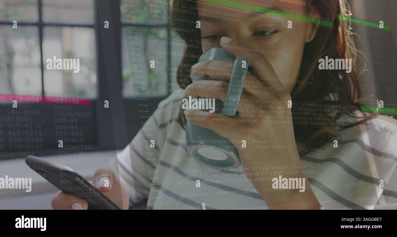 Image du traitement des données sur la femme à l'aide d'un smartphone et ivresse tes à la maison Banque D'Images