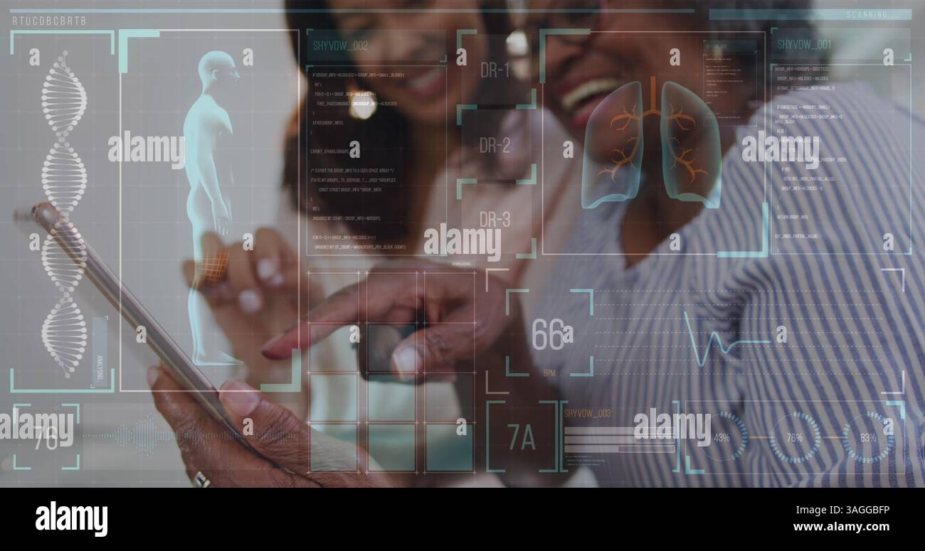 Image du traitement de données médicales sur des écrans numériques sur deux femmes souriantes et utilisant une tablette Banque D'Images