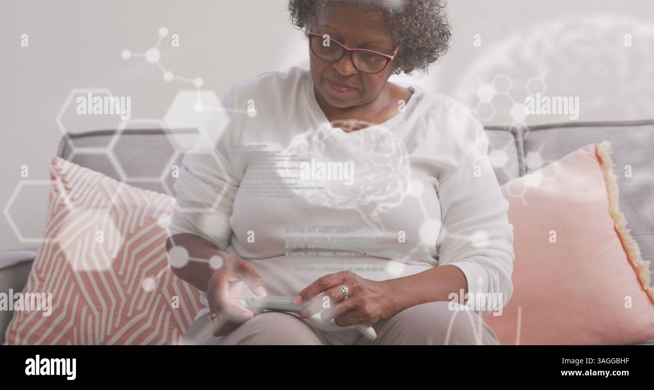 Image du traitement des données médicales et du cerveau humain sur une femme âgée utilisant un smartphone à la maison Banque D'Images