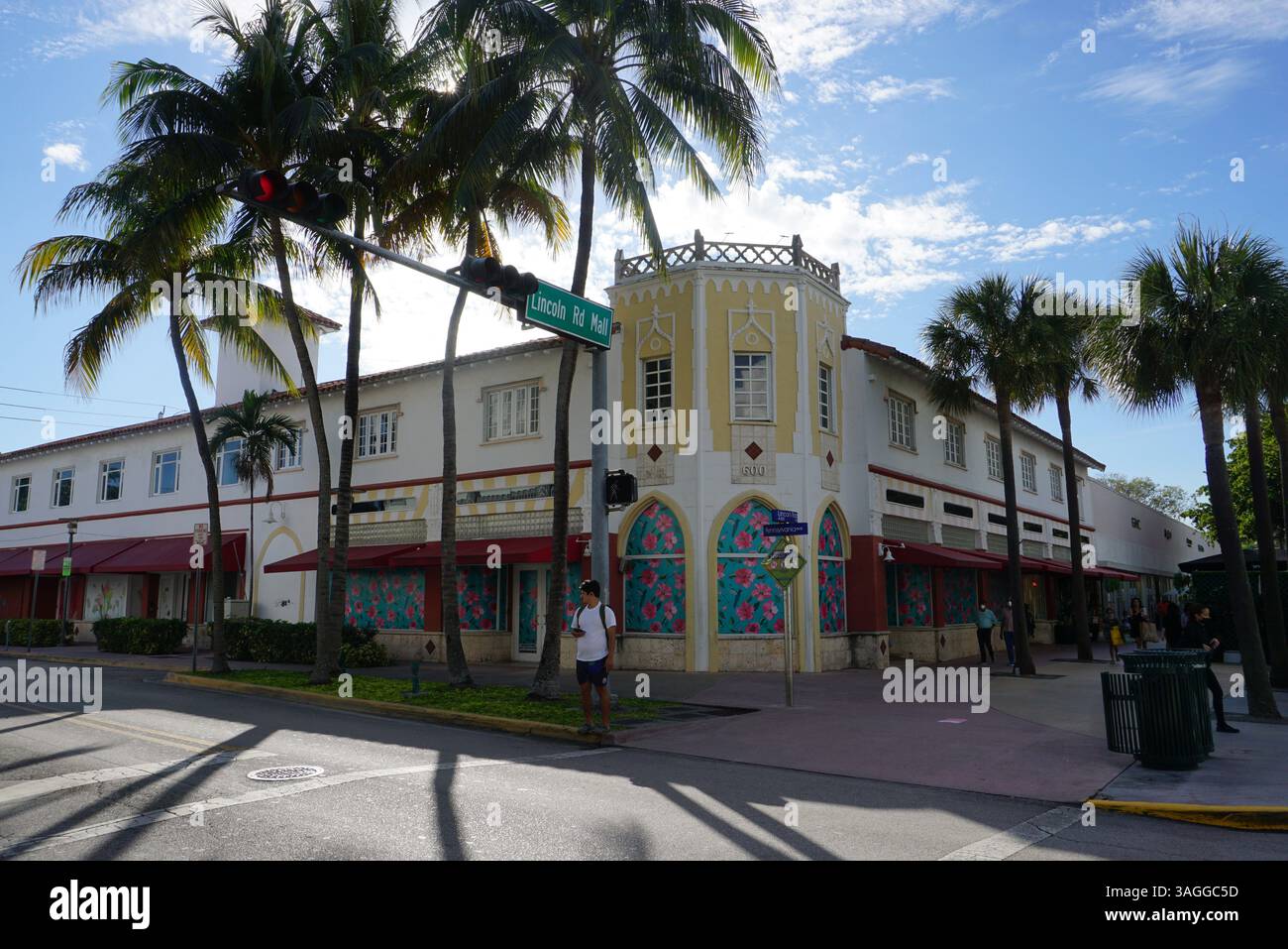 Une traversée de palmiers au Lincoln Road Mall, un centre commercial en plein air emblématique dans le quartier Art déco de Miami Beach, en Floride. Banque D'Images