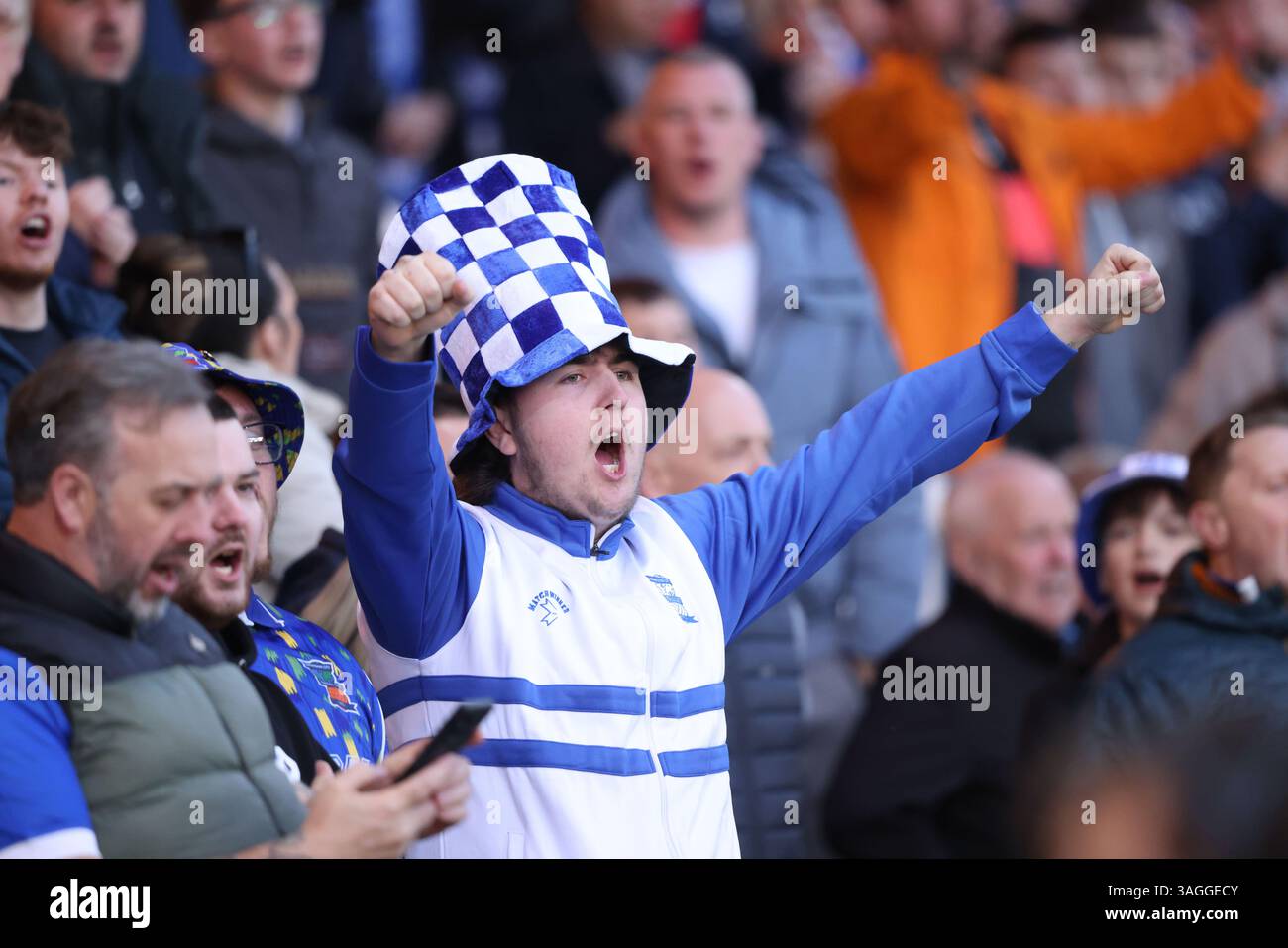 Peterborough, Royaume-Uni. 08 avril 2025. Les fans de Birmingham City au Peterborough United v Birmingham City EFL League One match, au Weston Homes Stadium, Peterborough, Cambridgeshire, le 8 avril 2025. Crédit : Paul Marriott/Alamy Live News Banque D'Images