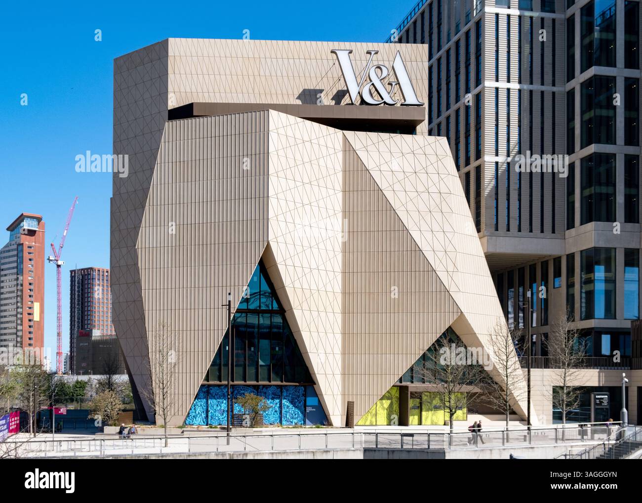 Musée V&A, nouveau bâtiment moderniste sur la rive est de Stratford, Stratford Cross à Newham. Régénération dans l'est de Londres, Queen Elizabeth Olympic Park 2025 Banque D'Images