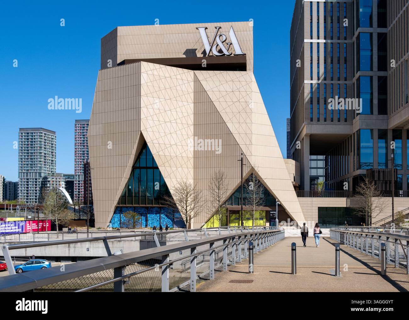 Vue sur la passerelle depuis le parc olympique vers le musée V&A East. Un nouveau bâtiment moderne à Stratford Cross fait partie du réaménagement de la rive est. Londres. Banque D'Images