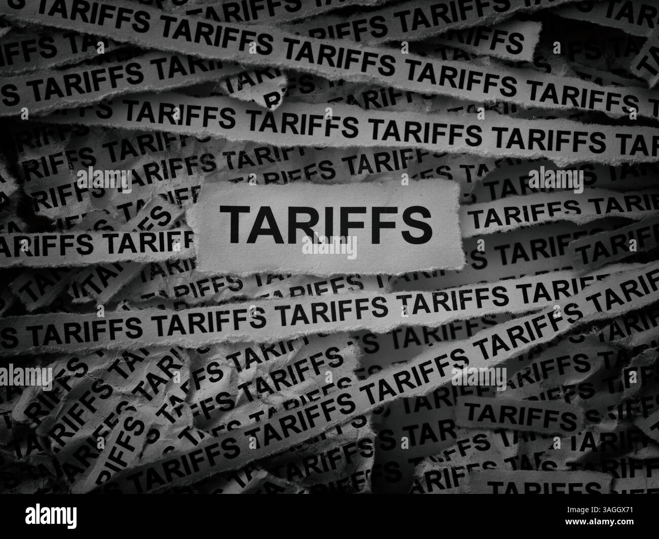 Des bandes de journaux avec les mots tarifs tapés dessus. Noir et blanc. Banque D'Images