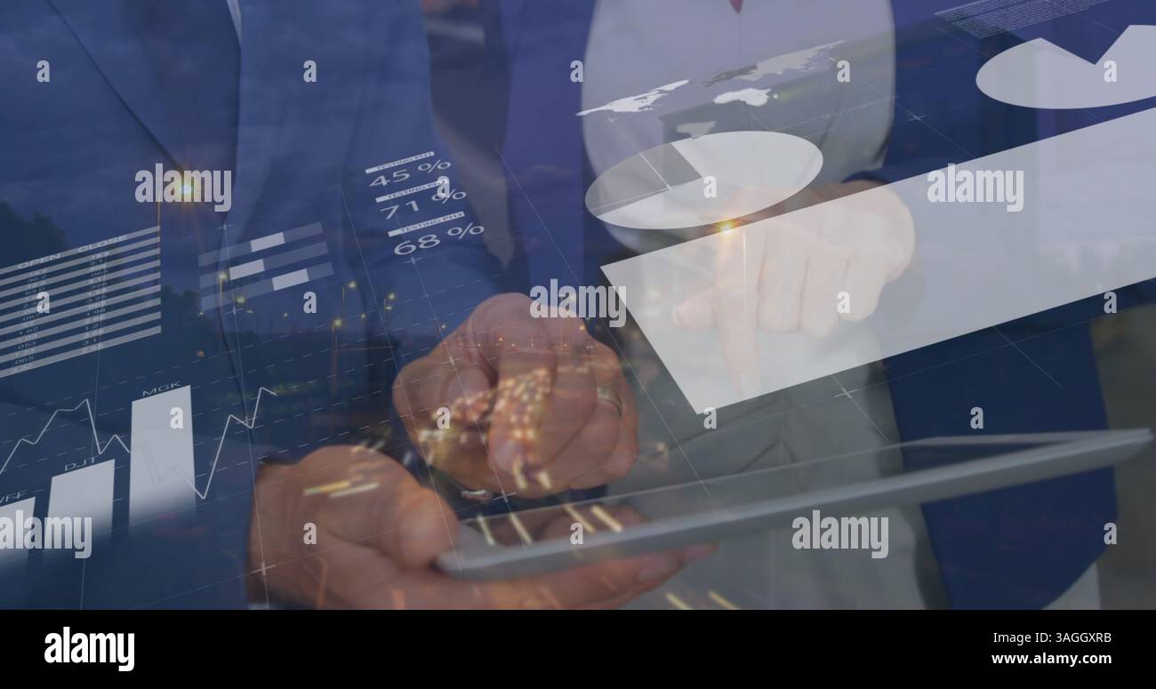 Image du traitement des données sur les ouvriers d'entrepôt utilisant la tablette dans le centre d'expédition Banque D'Images