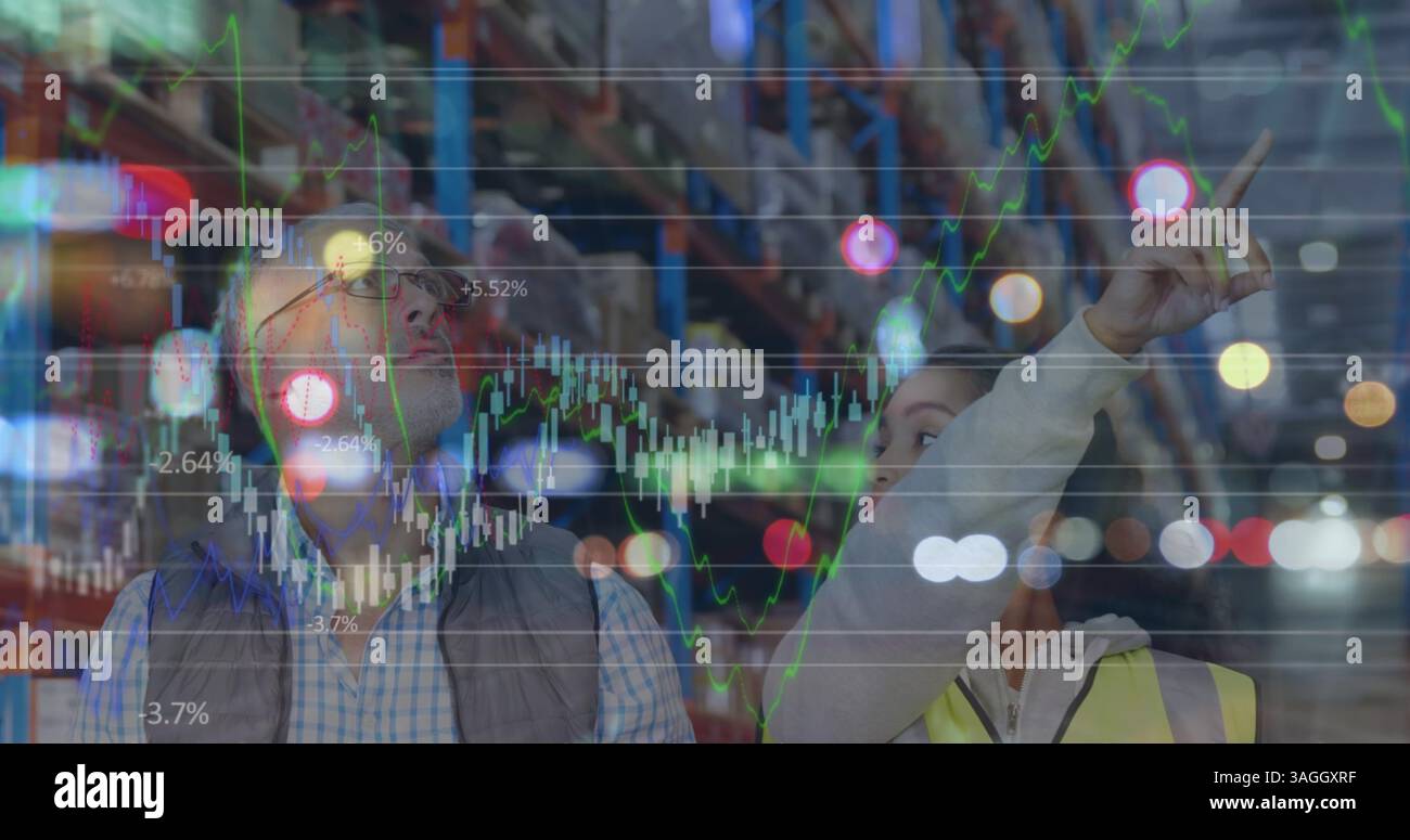 Image du traitement des données sur un homme et une femme parlant, travaillant dans un centre d'expédition d'entrepôt Banque D'Images