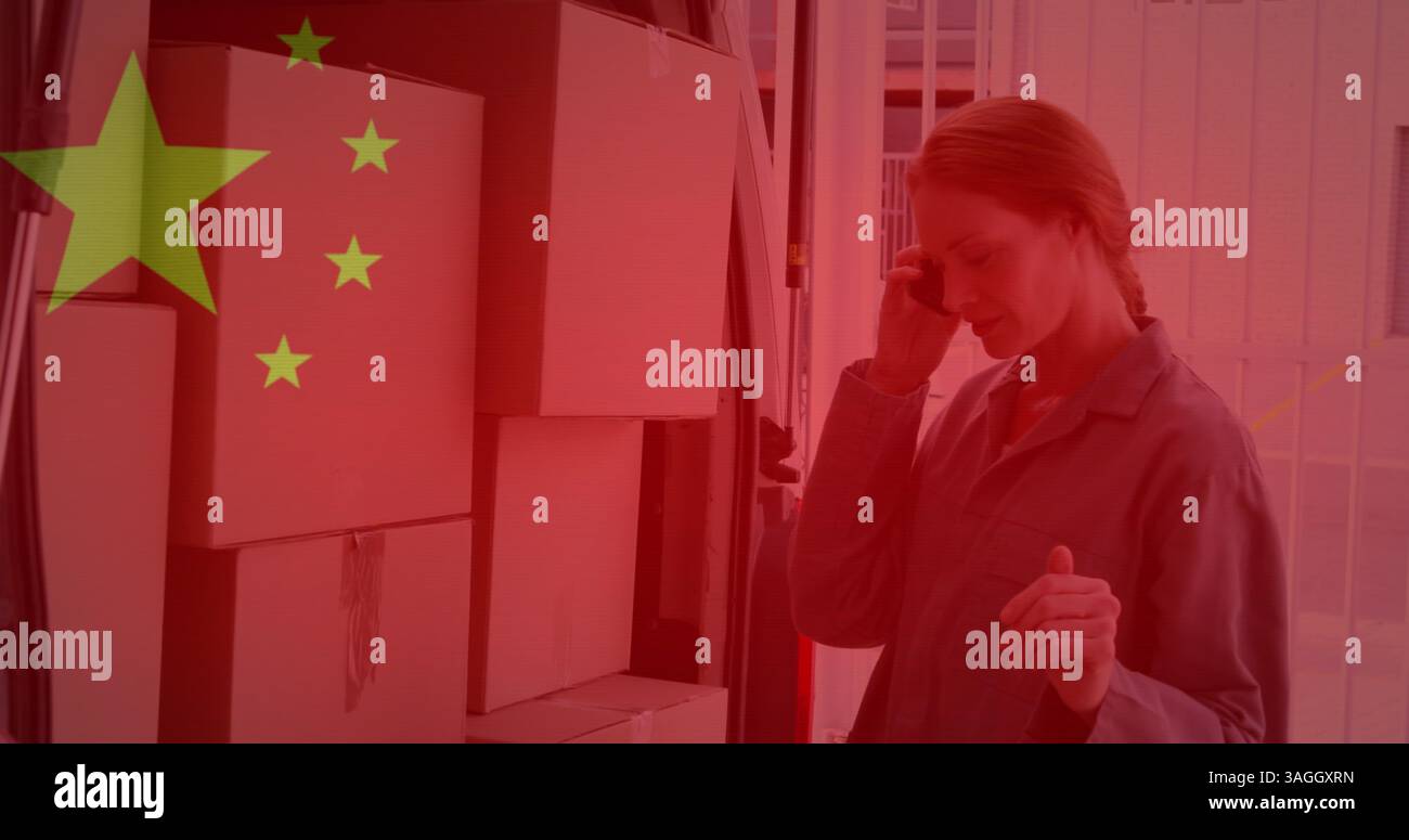 Image du drapeau chinois agitant sur une femme à l'aide d'un smartphone à côté de boîtes en carton Banque D'Images