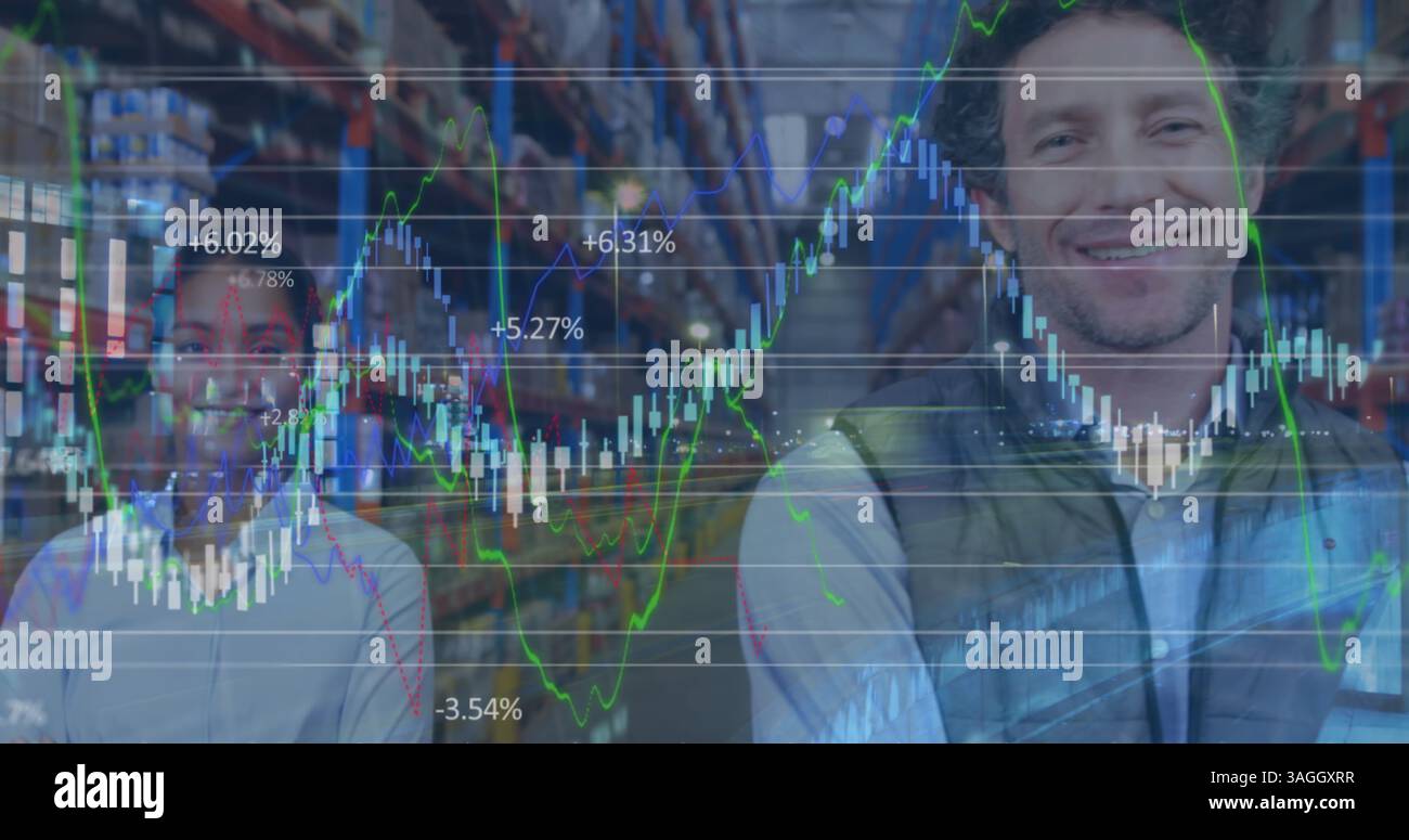 Image du traitement des données sur les travailleurs masculins et féminins souriants dans le centre d'expédition d'entrepôt Banque D'Images