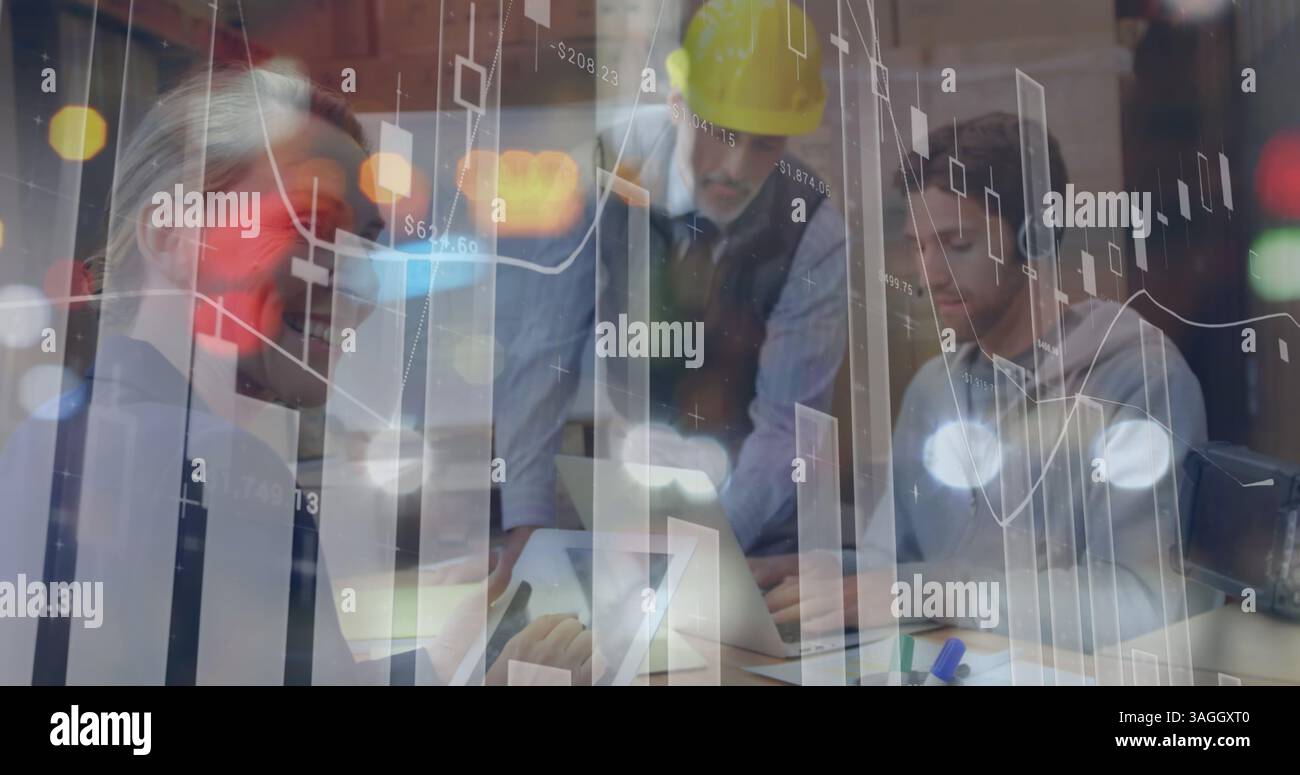 Image de traitement de données sur des femmes et des hommes utilisant des tablettes travaillant dans un centre d'expédition d'entrepôt Banque D'Images