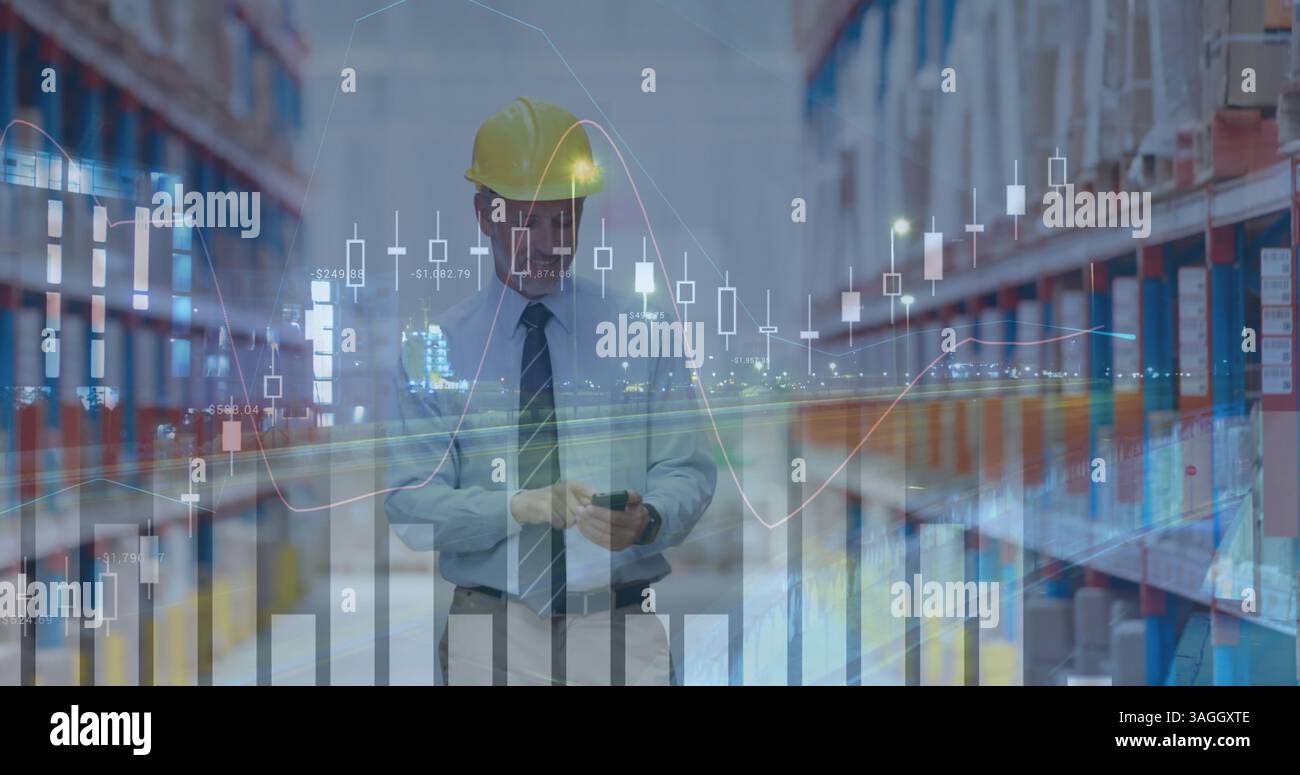 Image du traitement des données sur un homme parlant sur un smartphone travaillant dans un centre d'expédition d'entrepôt Banque D'Images