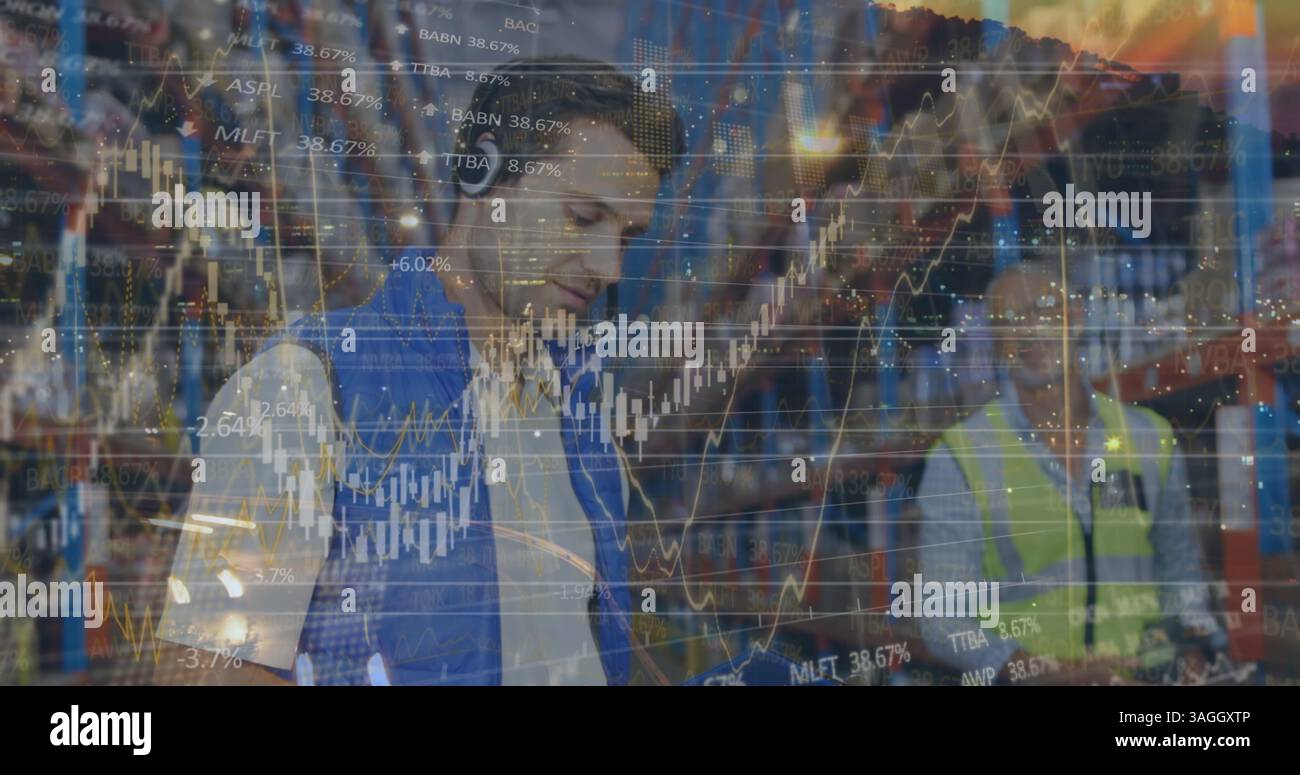 Image du traitement des données sur deux hommes travaillant dans le centre d'expédition d'entrepôt Banque D'Images