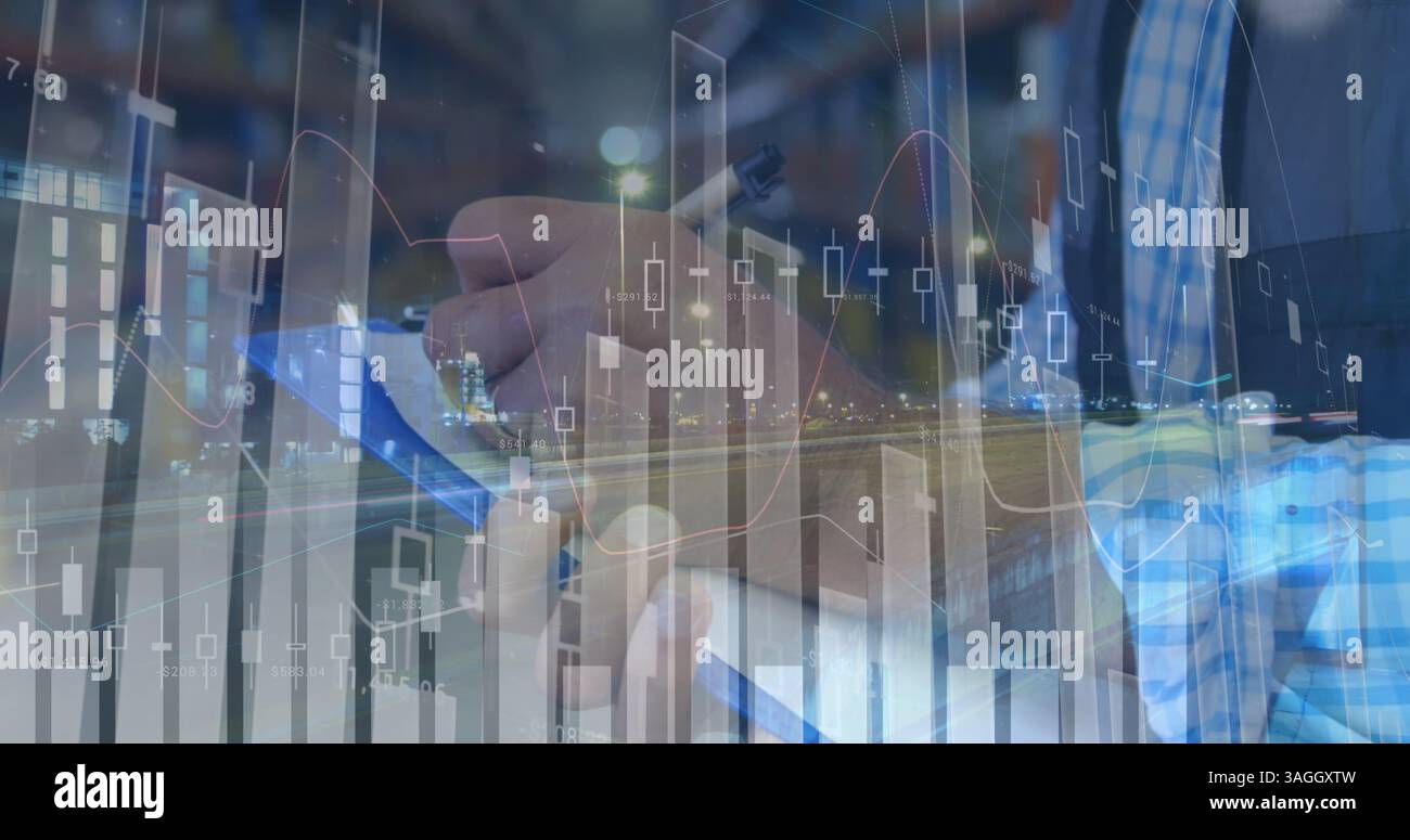 Image du traitement des données et du trafic sur l'écriture de l'homme, travaillant dans le centre d'expédition d'entrepôt Banque D'Images