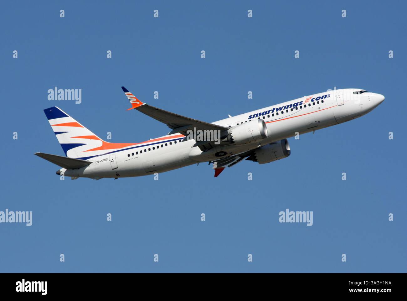 Un Boeing 737-8 MAX de Smartwings quitte Gatwick Banque D'Images