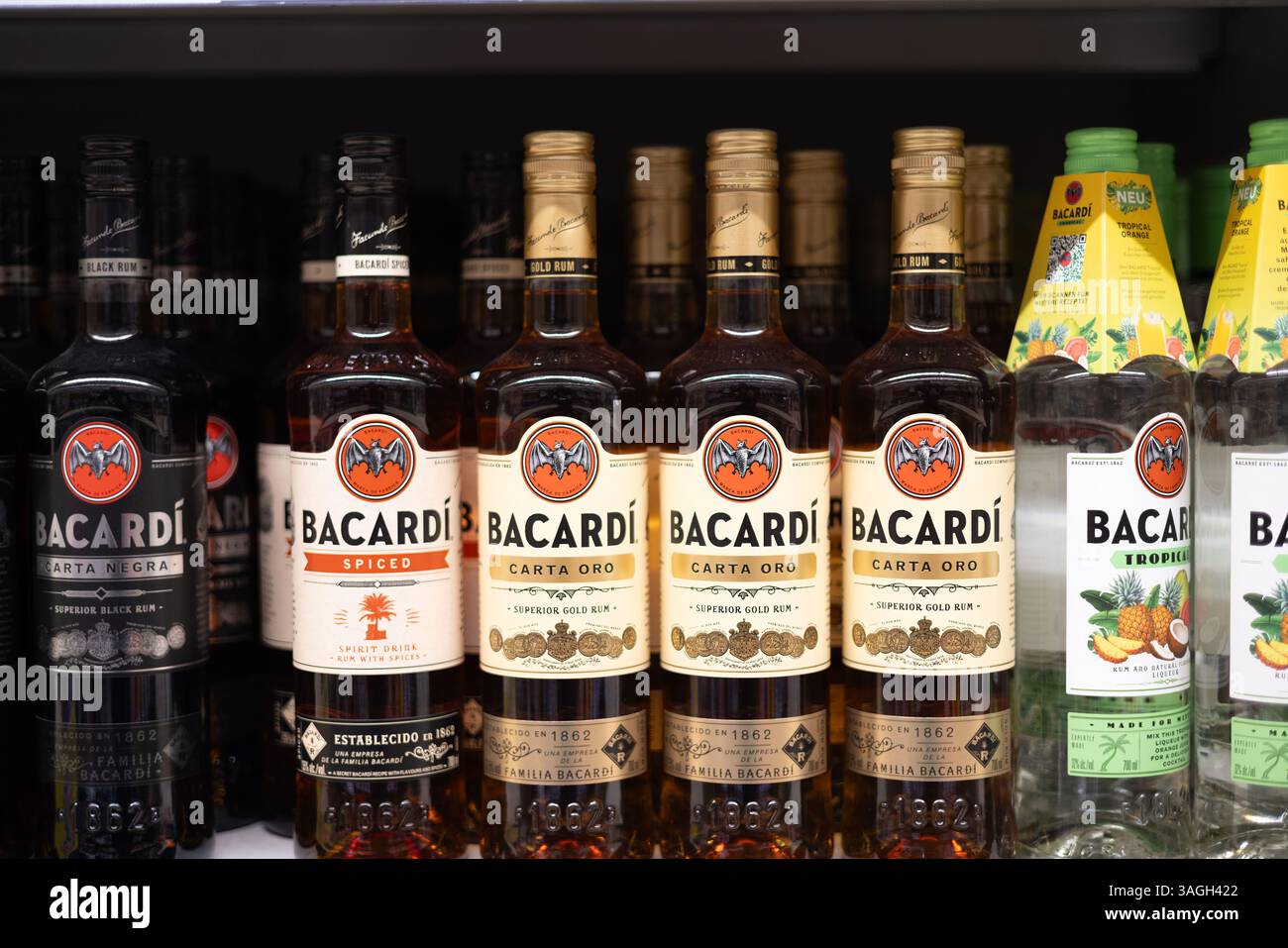 Un affichage frappant du rhum or Bacardi s Carta Oro, soulignant sa couleur riche et son design luxueux, parfait pour siroter et cocktails. - FRANCFORT, G. Banque D'Images