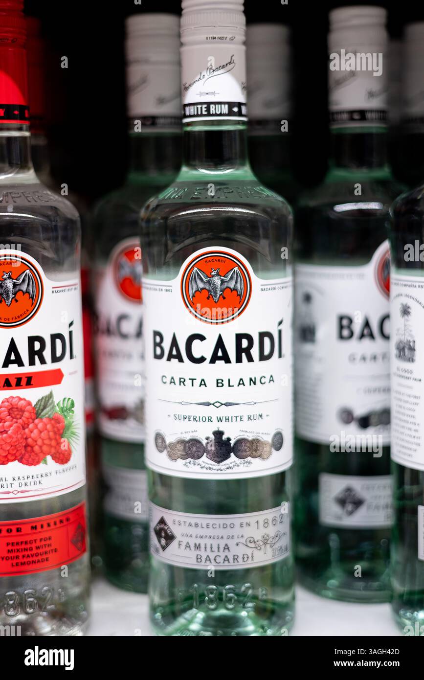 Un gros plan du rhum Carta Blanca de Bacardi, mettant en valeur sa bouteille et son étiquette signature, idéales pour les cocktails classiques et les mixeurs. - FRANCFORT, ALLEMAGNE - Banque D'Images