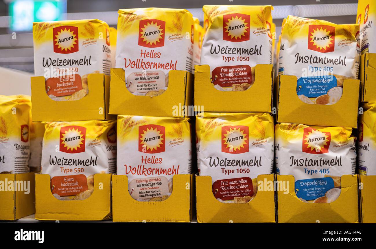 Un assortiment bien organisé de sacs de farine Aurora, présentant différents types pour la cuisson et les besoins culinaires dans un magasin. - FRANCFORT, ALLEMAGNE - 21 MARS 2 Banque D'Images