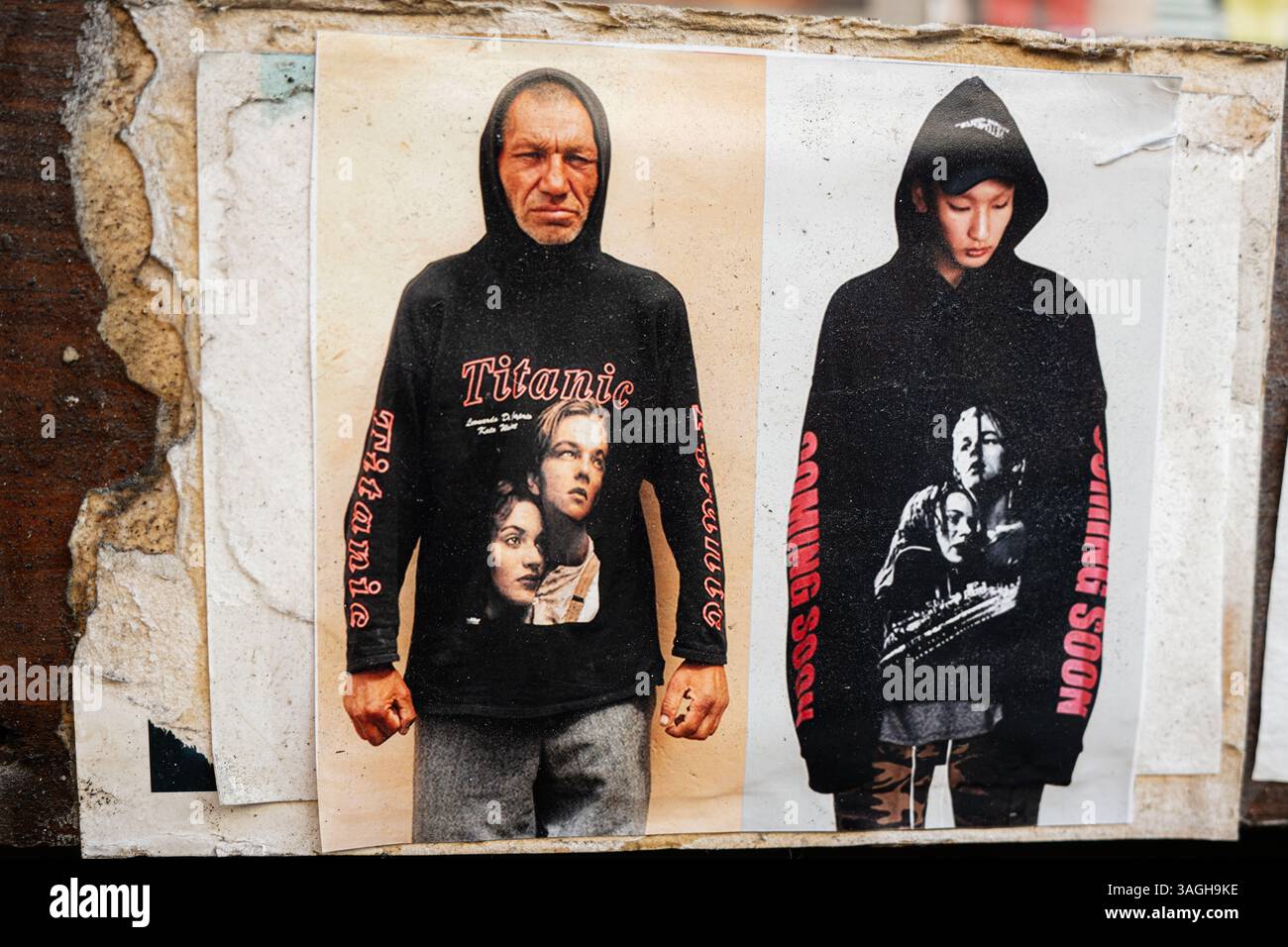 Lviv, Ukraine - 07 avril 2025 : affiche présentant des sweats à capuche d'inspiration vintage sur le thème du Titanic dans une photo urbaine de Lviv, Ukraine. Slavik's Fashion Banque D'Images