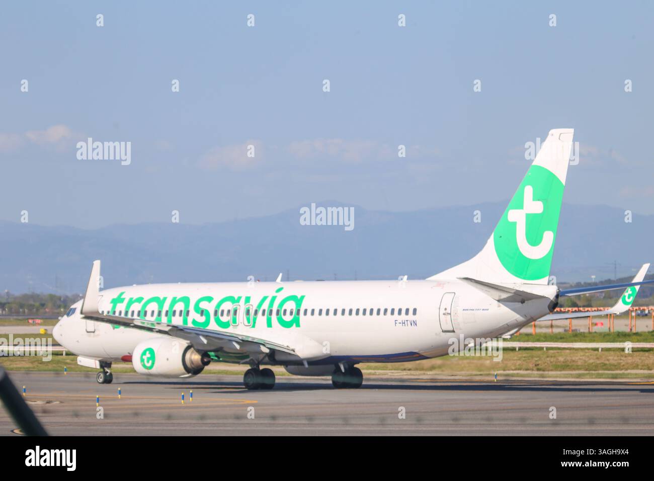 Barajas, Espagne, 8 avril 2025 : un Boeing 737-800 de Transavia France se rend sur la piste pendant la vie quotidienne à l'aéroport Adolfo Suárez Madrid-Barajas, le 8 avril 2025, à l'aéroport Adolfo Suárez Madrid-Barajas, à Barajas, Espagne. Crédit : Alberto Brevers / Alamy Live News. Banque D'Images
