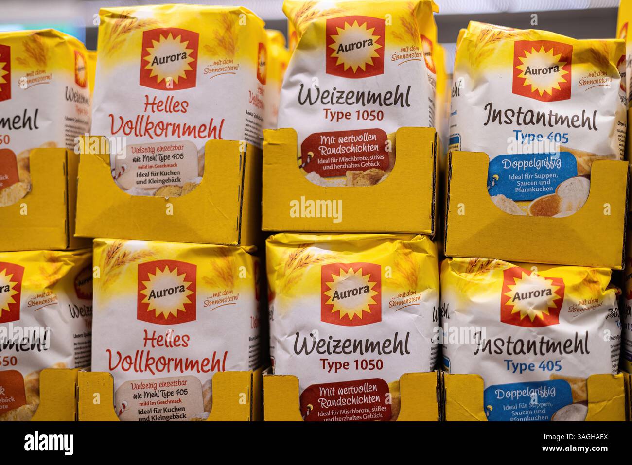 Un assortiment bien organisé de sacs de farine Aurora, présentant différents types pour la cuisson et les besoins culinaires dans un magasin. - FRANCFORT, ALLEMAGNE - 21 MARS 2 Banque D'Images