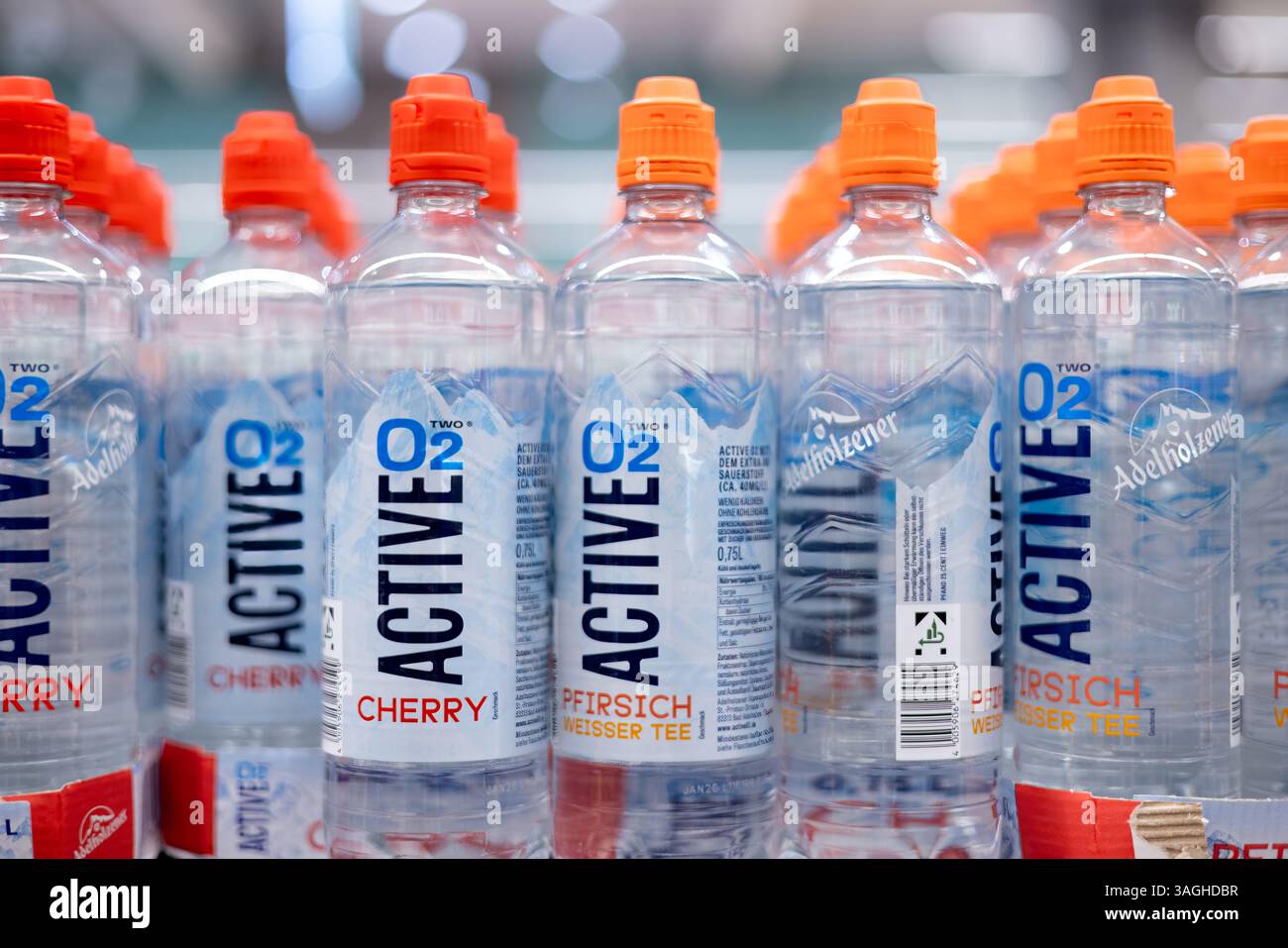 Une gamme de bouteilles d'eau aromatisées Active O2, mettant en évidence la variété rafraîchissante et les choix soucieux de la santé disponibles. - FRANCFORT, ALLEMAGNE - MARS Banque D'Images