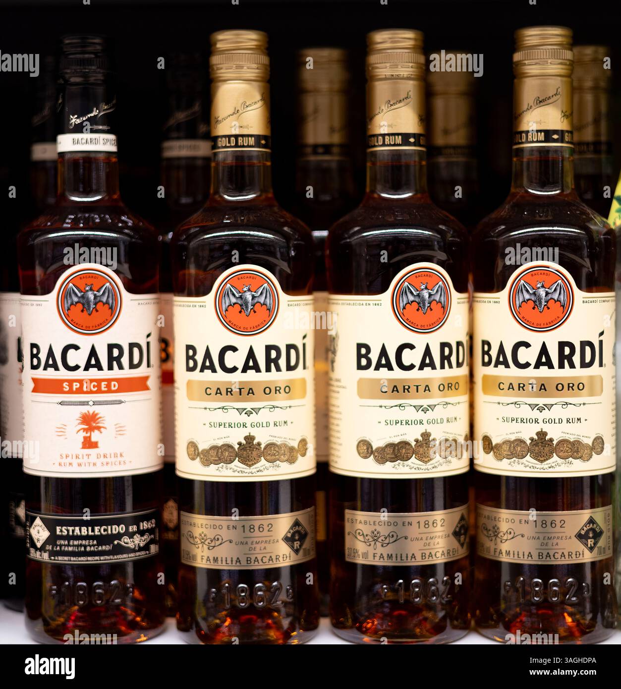 Un affichage frappant du rhum or Bacardi s Carta Oro, soulignant sa couleur riche et son design luxueux, parfait pour siroter et cocktails. - FRANCFORT, G. Banque D'Images
