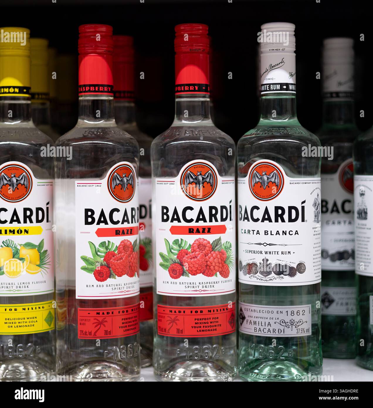 Une exposition vibrante de rhums aromatisés Bacardi présentant diverses saveurs et un design élégant, parfait pour les cocktails et les fêtes. - FRANCFORT, ALLEMAGNE - Banque D'Images