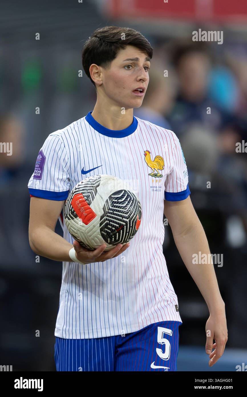 Oslo, Norvège 8 avril 2025 Elisa de Almeida, de France, et le Paris Saint Germain regardent pendant le match du Groupe 2 de la Ligue des Nations femmes de l'uefa entre les femmes norvégiennes et les femmes françaises au stade Ullevaal d'Oslo, Norvège crédit : Nigel Waldron/Alamy Live News Banque D'Images Oslo, Norvège 8 avril 2025 Elisa de Almeida, de France, et le Paris Saint Germain regardent pendant le match du Groupe 2 de la Ligue des Nations femmes de l'uefa entre les femmes norvégiennes et les femmes françaises au stade Ullevaal d'Oslo, Norvège crédit : Nigel Waldron/Alamy Live News Banque D'Images