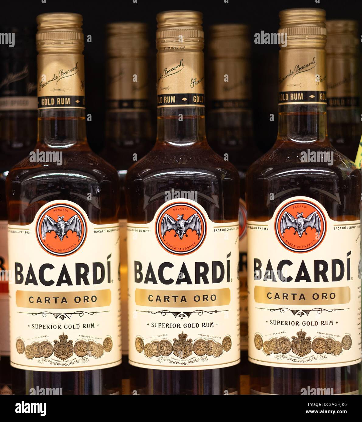 Un affichage frappant du rhum or Bacardi s Carta Oro, soulignant sa couleur riche et son design luxueux, parfait pour siroter et cocktails. - FRANCFORT, G. Banque D'Images