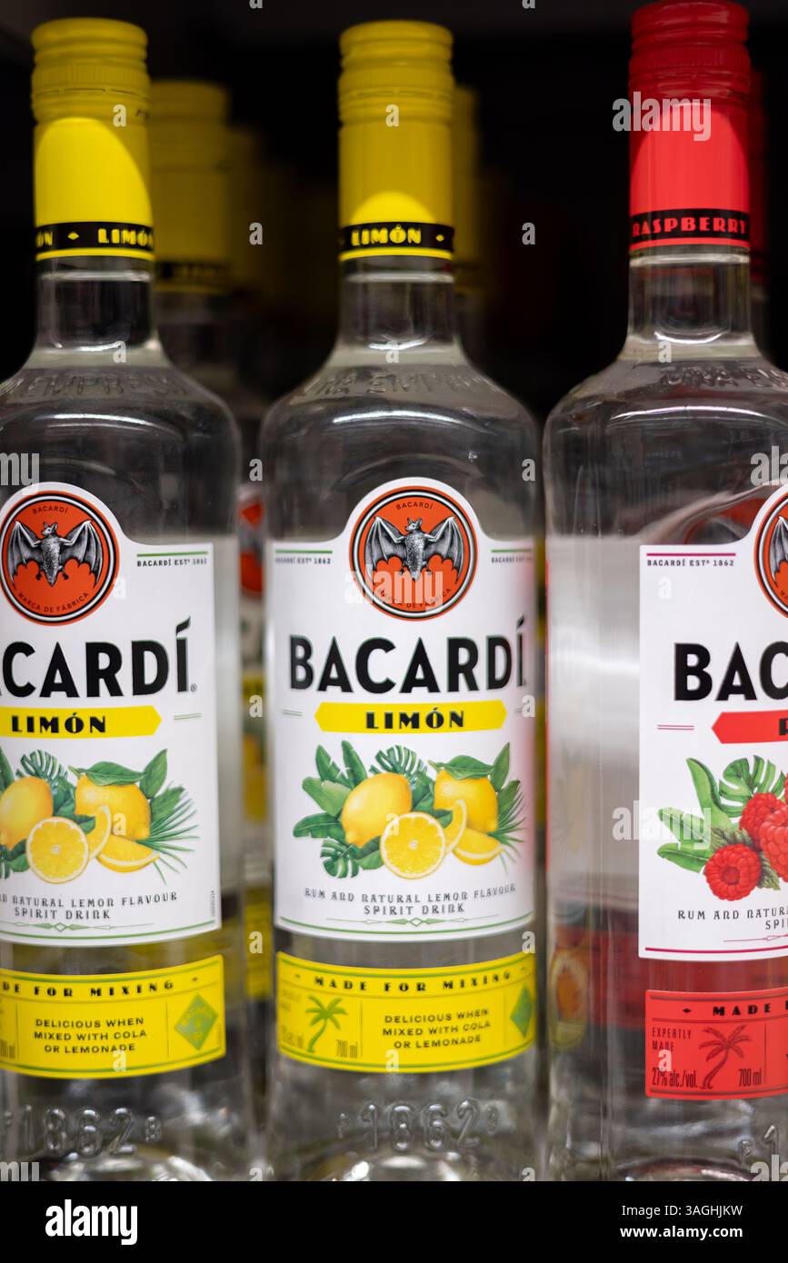 Une exposition vibrante de rhums aromatisés Bacardi présentant diverses saveurs et un design élégant, parfait pour les cocktails et les fêtes. - FRANCFORT, ALLEMAGNE - Banque D'Images