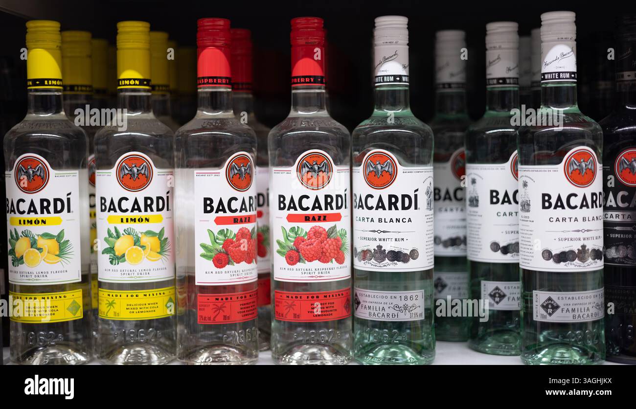 Une exposition vibrante de rhums aromatisés Bacardi présentant diverses saveurs et un design élégant, parfait pour les cocktails et les fêtes. - FRANCFORT, ALLEMAGNE - Banque D'Images