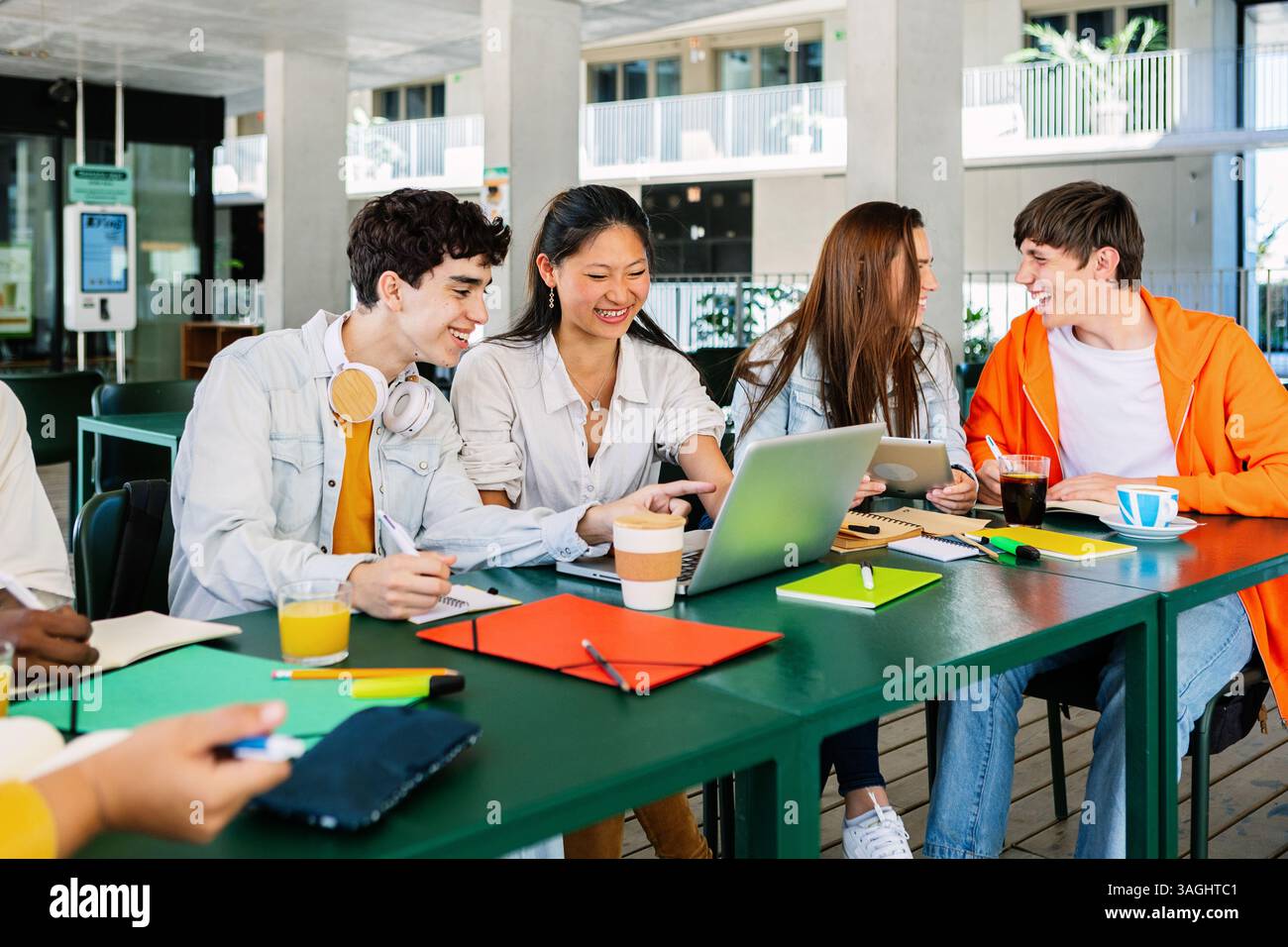 Divers jeunes étudiants étudiant ensemble sur ordinateur portable à l'école du campus Banque D'Images