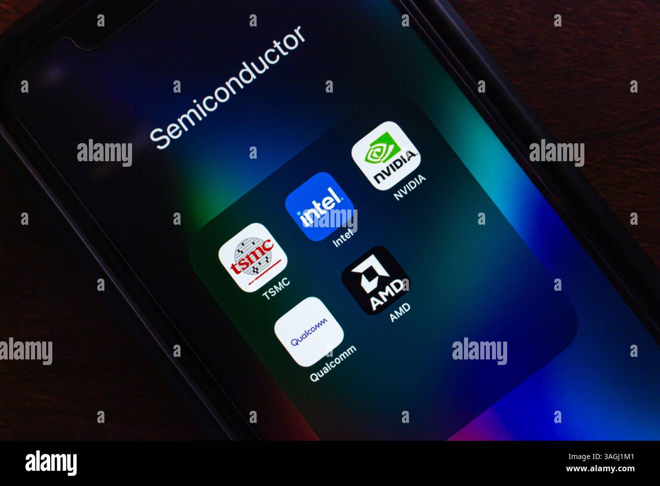Icônes des principaux fabricants de puces (Intel, AMD, NVIDIA, Qualcomm et TSMC) affichées sur iPhone, représentant les acteurs clés de l'industrie mondiale des semi-conducteurs Banque D'Images