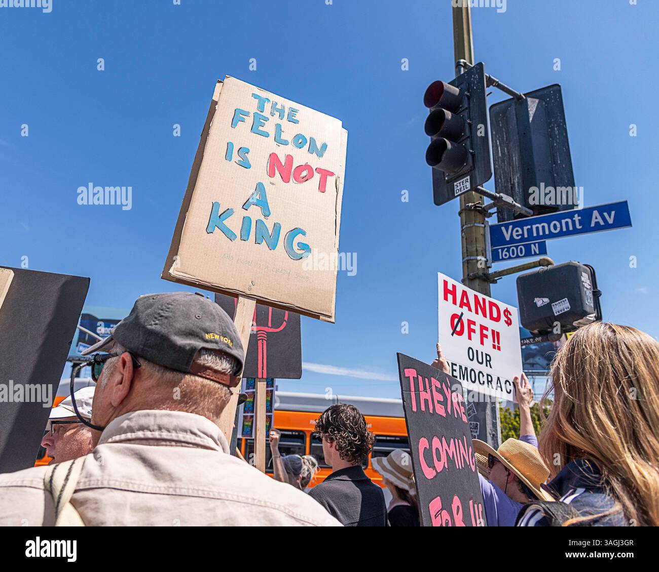 Los Angeles, CA, États-Unis : 5 avril 2025 : les gens se rassemblent pour le “Hands Off !” Manifestation contre l'administration Trump à Los Feliz, Los Angeles, CA. Banque D'Images