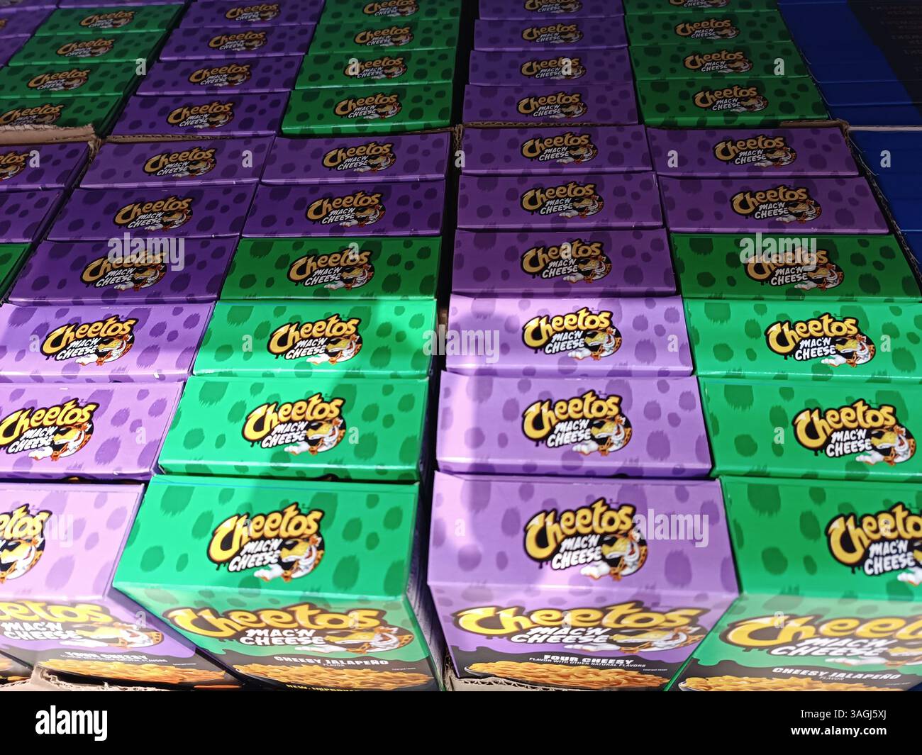 Gdansk, Pologne - 14 février 2025 : paquets Cheetos vert violet sur les étagères des magasins de la jonque du marché des snacks Banque D'Images