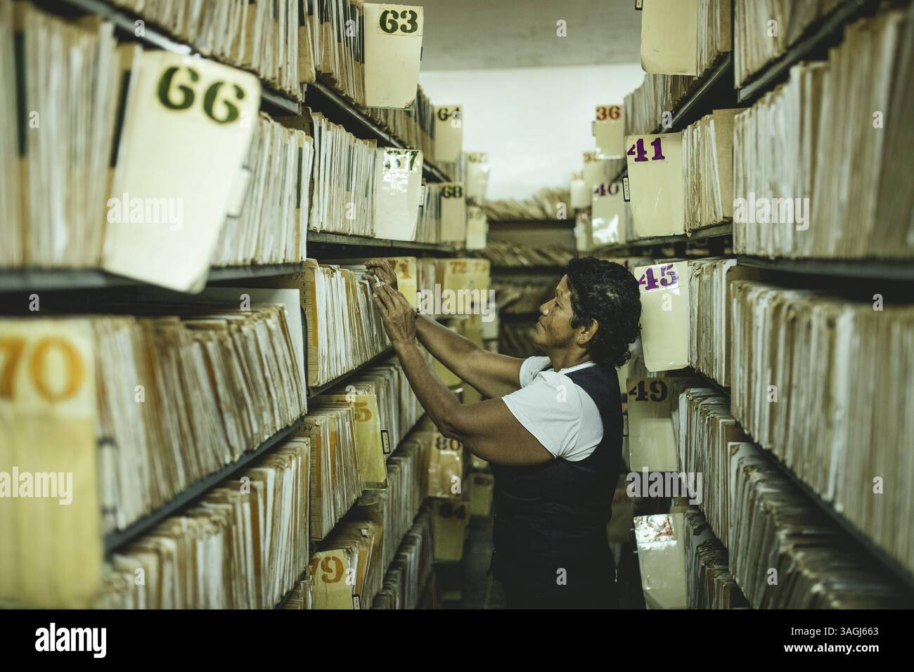 Assistant administratif dans les archives d'une clinique psychiatrique, district de Lidice, Caracas, Venezuela, Amérique du Sud Banque D'Images