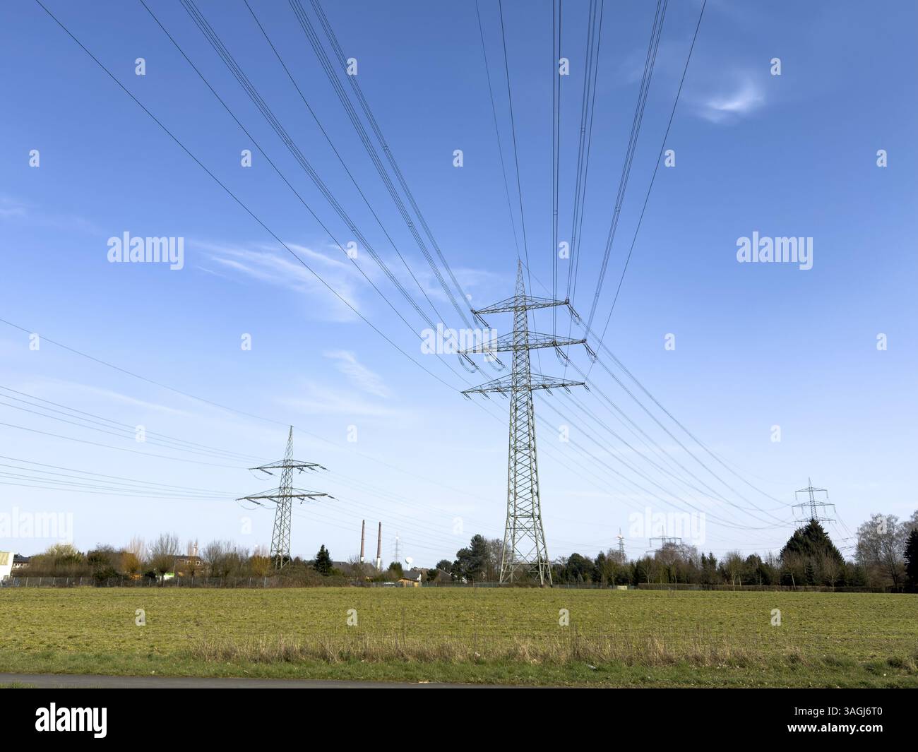 Lignes électriques aériennes lignes électriques lignes électriques à haute tension lignes électriques à haute tension lignes électriques aériennes sur le poteau de service aérien poteau de service à haute tension poteau de support Banque D'Images