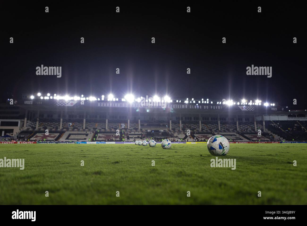 Rio de Janeiro, Brésil. 08 avril 2025. RIO DE JANEIRO, BRÉSIL - 08 AVRIL : vue générale à l'intérieur du stade avant le match entre Vasco da Gama et Puerto Cabello dans le cadre de la Copa CONMEBOL Sudamericana 2025 au stade Sao Januario le 08 avril 2025 à Rio de Janeiro, Brésil. Crédit : Ruano Carneiro/Alamy Live News Banque D'Images