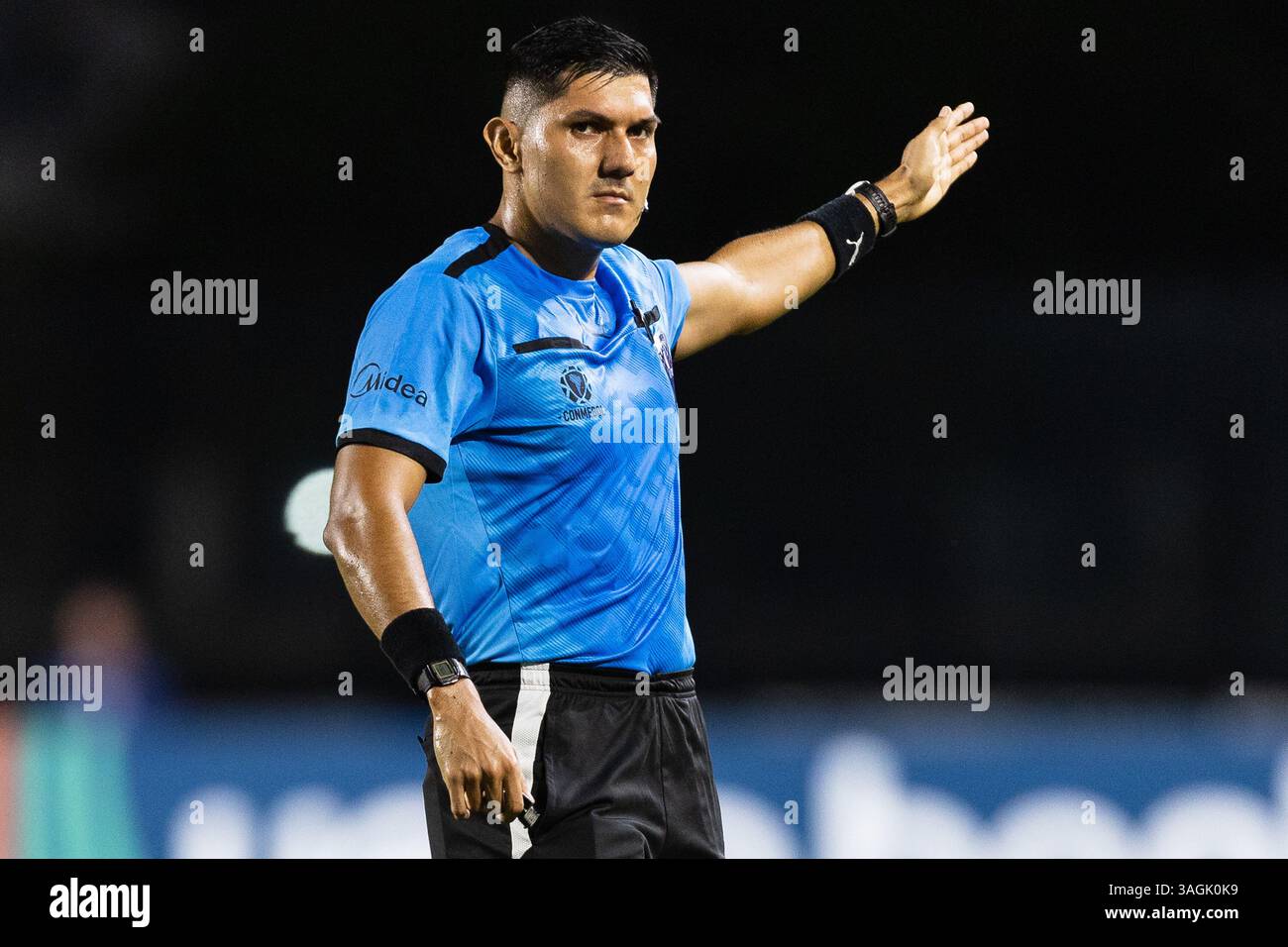 Rio de Janeiro, Brésil. 08 avril 2025. RIO DE JANEIRO, BRÉSIL - 08 AVRIL : L'arbitre BRYAN LOAYZA fait des gestes pendant le match entre Vasco da Gama et Puerto Cabello dans le cadre de la Copa CONMEBOL Sudamericana 2025 au stade Sao Januario le 08 avril 2025 à Rio de Janeiro, Brésil. Crédit : Ruano Carneiro/Alamy Live News Banque D'Images