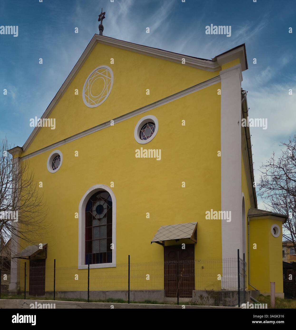 Synagogue Deva, bâtiment jaune restauré du culte juif en Roumanie Banque D'Images