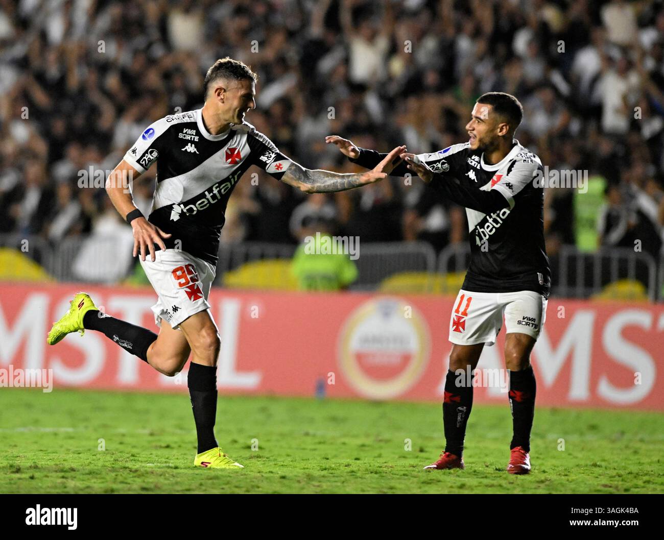 RIO DE JANEIRO, BRÉSIL - 08 AVRIL Pablo Vegetti de Vasco da Gama célèbre après le but lors du match entre Vasco et Puerto Cabello Banque D'Images