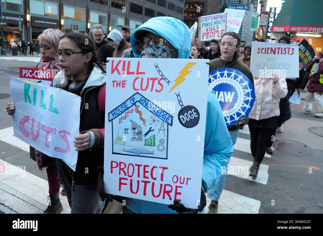 Les manifestants défilent avec des pancartes pendant le rassemblement. Des manifestants à Manhattan ont protesté contre l’administration Trump pour avoir coupé les fonds destinés aux soins médicaux et à la recherche. Les manifestants ont également critiqué Elon Musk, le chef du département de l'efficacité du gouvernement, DOGE, pour avoir licencié des employés fédéraux et coupé les services fédéraux. Selon les manifestants, les coupes fédérales dans les fonds qui vont aux Instituts nationaux de la santé nuisent à la recherche médicale sur des maladies comme le cancer, la maladie d'Alzheimer et le diabète. Les manifestants ont également déclaré que les coupes budgétaires nuiraient à l'éducation des étudiants universitaires qui le souhaitaient Banque D'Images