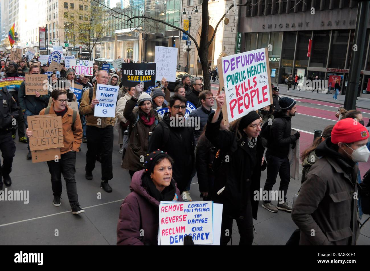 Les manifestants défilent avec des pancartes pendant le rassemblement. Des manifestants à Manhattan ont protesté contre l’administration Trump pour avoir coupé les fonds destinés aux soins médicaux et à la recherche. Les manifestants ont également critiqué Elon Musk, le chef du département de l'efficacité du gouvernement, DOGE, pour avoir licencié des employés fédéraux et coupé les services fédéraux. Selon les manifestants, les coupes fédérales dans les fonds qui vont aux Instituts nationaux de la santé nuisent à la recherche médicale sur des maladies comme le cancer, la maladie d'Alzheimer et le diabète. Les manifestants ont également déclaré que les coupes budgétaires nuiraient à l'éducation des étudiants universitaires qui le souhaitaient Banque D'Images
