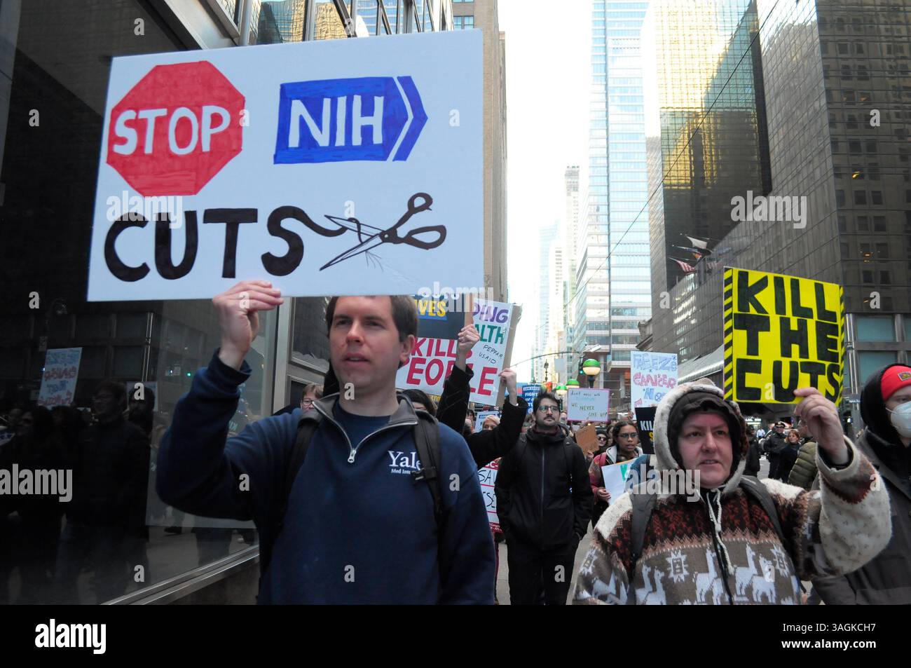 Les manifestants défilent avec des pancartes pendant le rassemblement. Des manifestants à Manhattan ont protesté contre l’administration Trump pour avoir coupé les fonds destinés aux soins médicaux et à la recherche. Les manifestants ont également critiqué Elon Musk, le chef du département de l'efficacité du gouvernement, DOGE, pour avoir licencié des employés fédéraux et coupé les services fédéraux. Selon les manifestants, les coupes fédérales dans les fonds qui vont aux Instituts nationaux de la santé nuisent à la recherche médicale sur des maladies comme le cancer, la maladie d'Alzheimer et le diabète. Les manifestants ont également déclaré que les coupes budgétaires nuiraient à l'éducation des étudiants universitaires qui le souhaitaient Banque D'Images