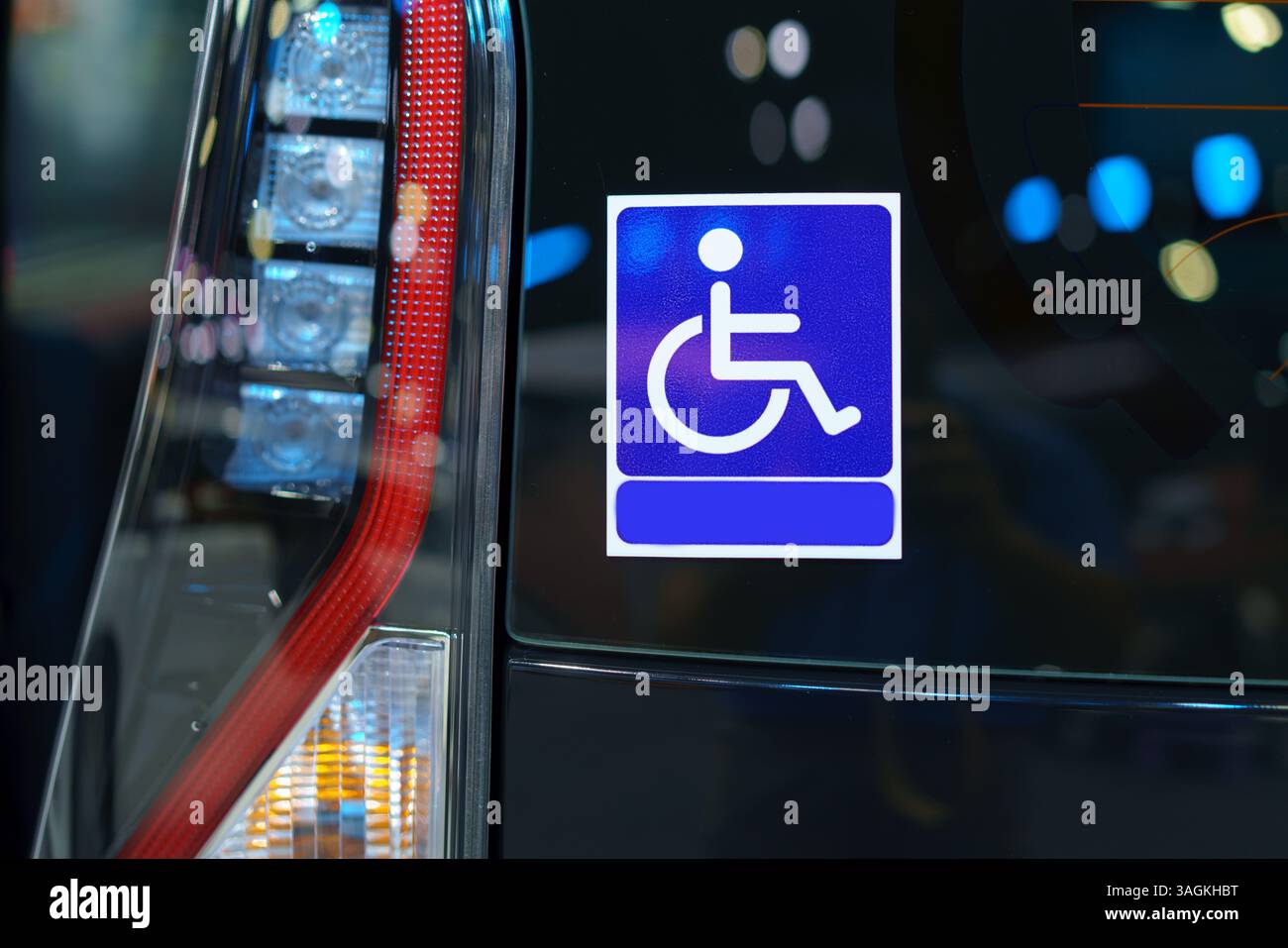 gros plan d’un autocollant d’accessibilité en fauteuil roulant à l’arrière d’un véhicule, symbolisant le transport inclusif pour les personnes handicapées. Banque D'Images gros plan d’un autocollant d’accessibilité en fauteuil roulant à l’arrière d’un véhicule, symbolisant le transport inclusif pour les personnes handicapées. Banque D'Images